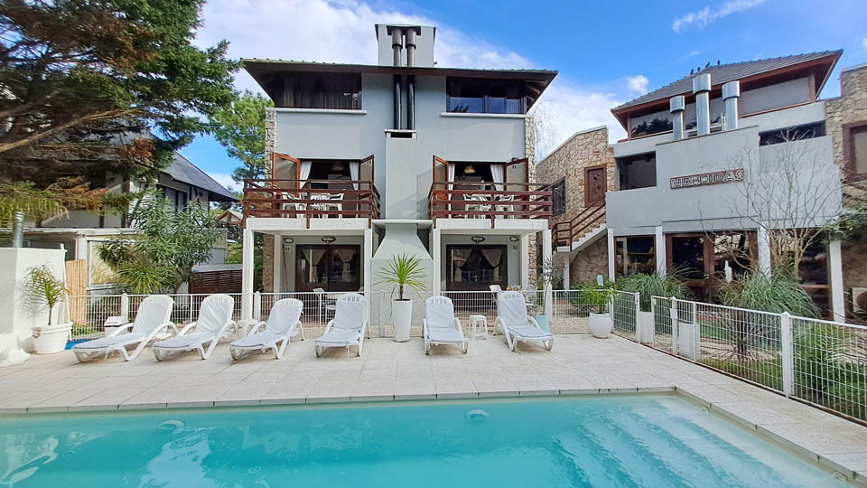 Apart Nereidas :: Mar de las Pampas Apart Nereidas en Mar de las Pampas, con piscina y cerca de todo (Playa, Centro Comercial, Paseos, etc.)