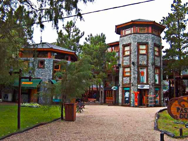 Centro comercial de aldea en Mar de las Pampas