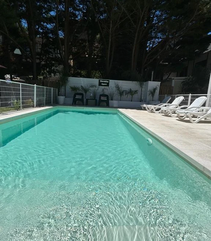 Piscina climatizada y solárium en Apart Nereidas